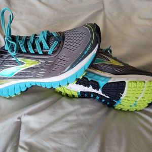 Brooks Women's Ghost 9 sneakers - size 9 perfect condition